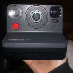 POLAROID CAMERA ! ( with b&w film)